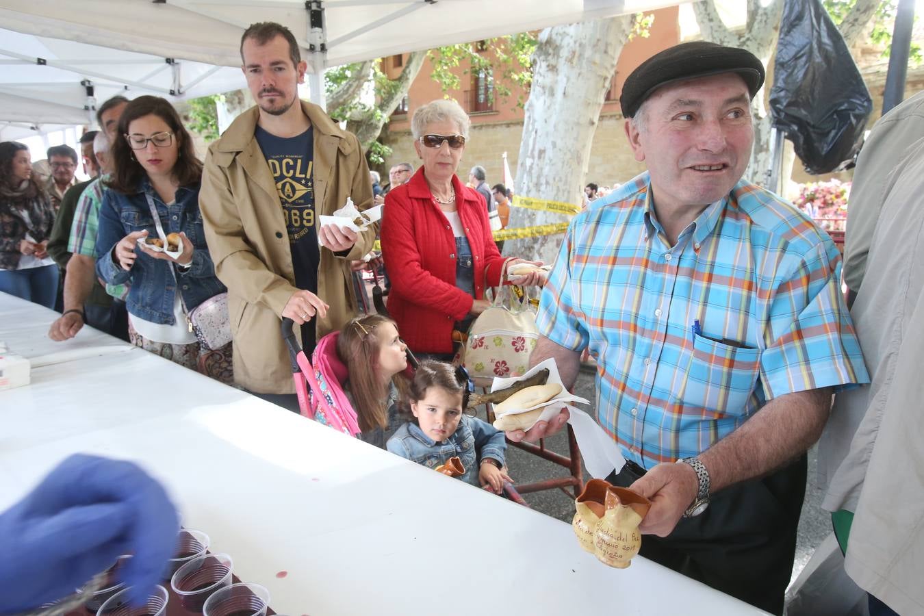 Fotos: Logroño volvió a cumplir con la tradición del pan y el pez por San Bernabé (I)