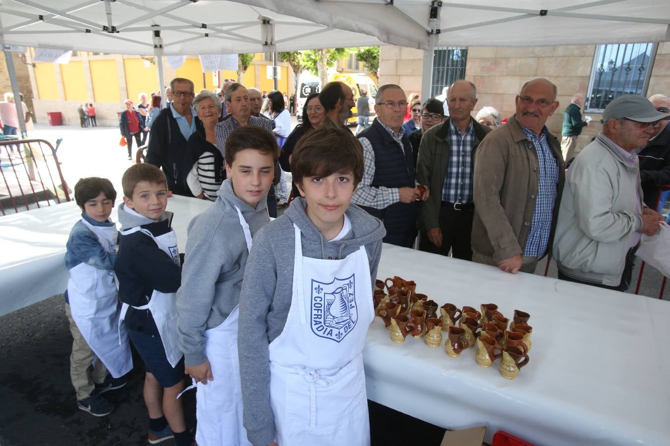 Fotos: Logroño volvió a cumplir con la tradición del pan y el pez por San Bernabé (I)