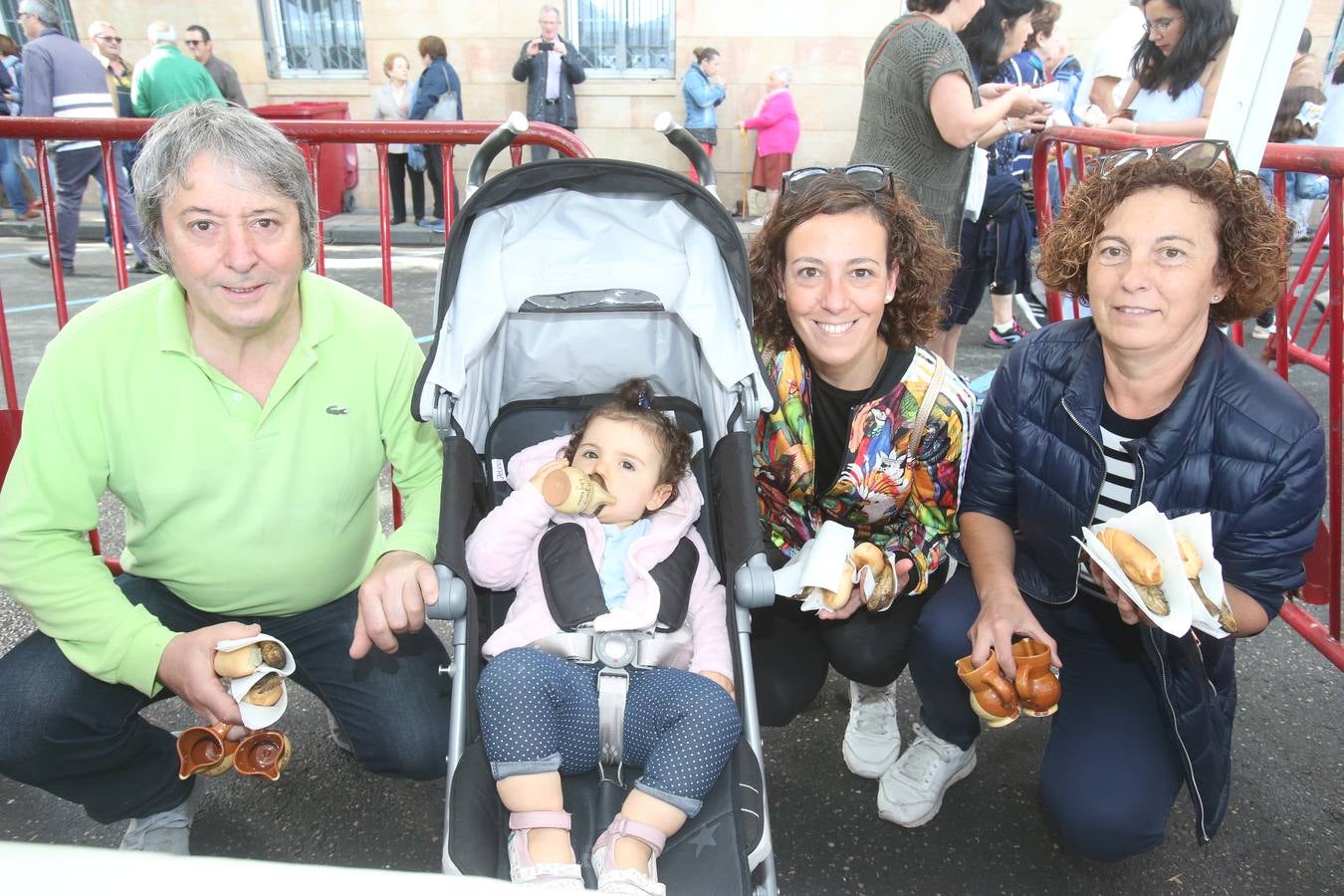 Fotos: Logroño volvió a cumplir con la tradición del pan y el pez por San Bernabé (I)