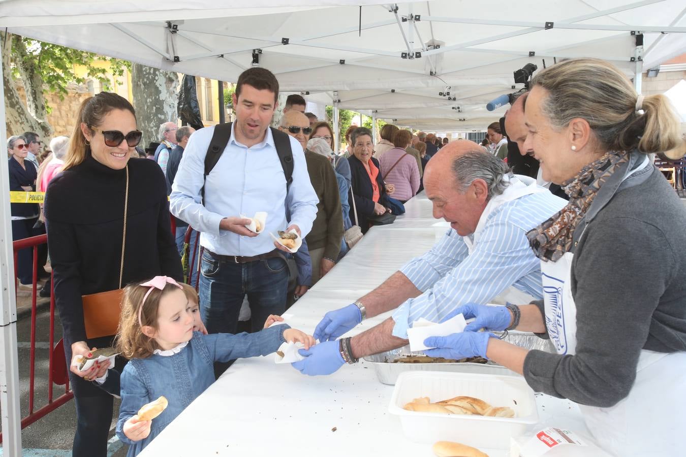 Fotos: Logroño volvió a cumplir con la tradición del pan y el pez por San Bernabé (I)