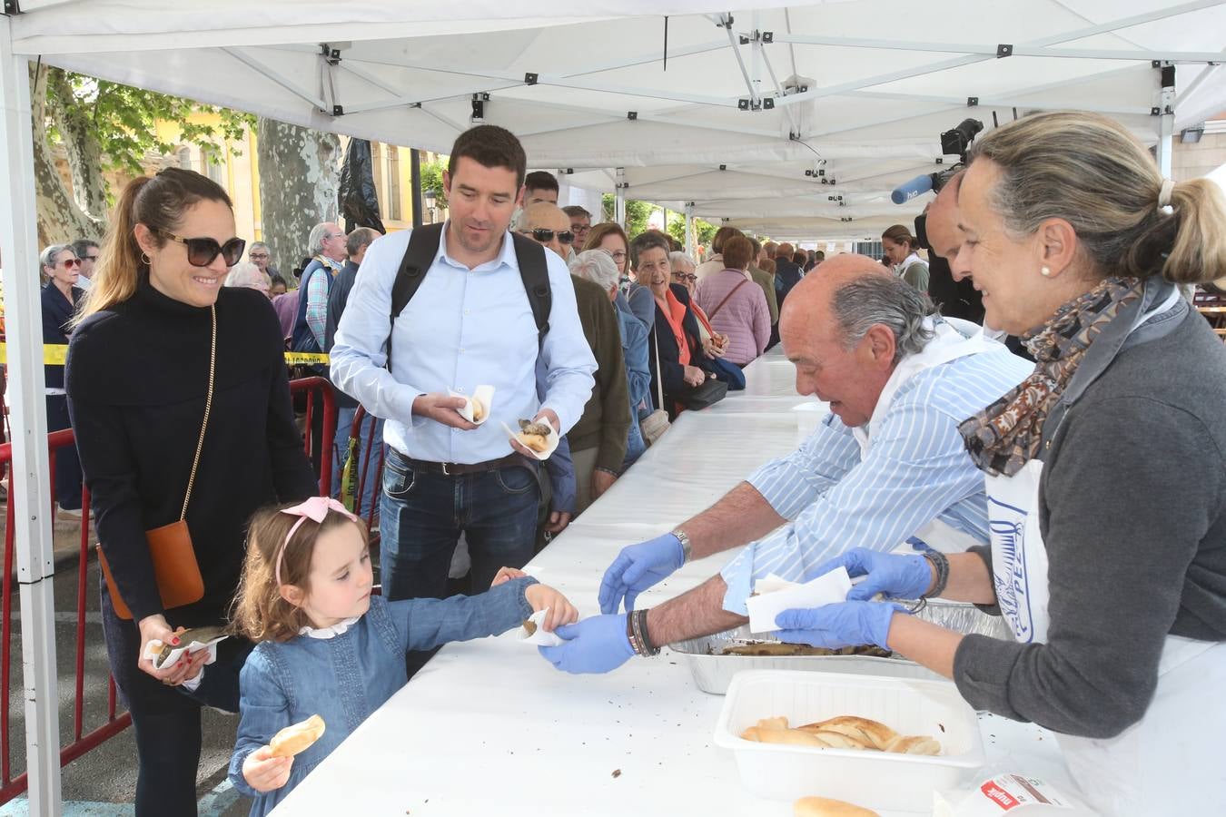 Fotos: Logroño volvió a cumplir con la tradición del pan y el pez por San Bernabé (I)