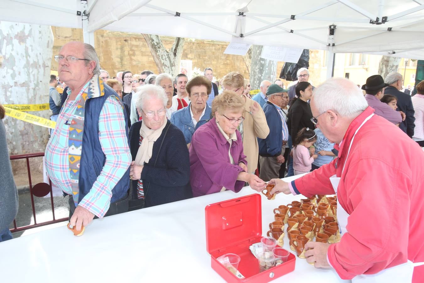 Fotos: Logroño volvió a cumplir con la tradición del pan y el pez por San Bernabé (I)