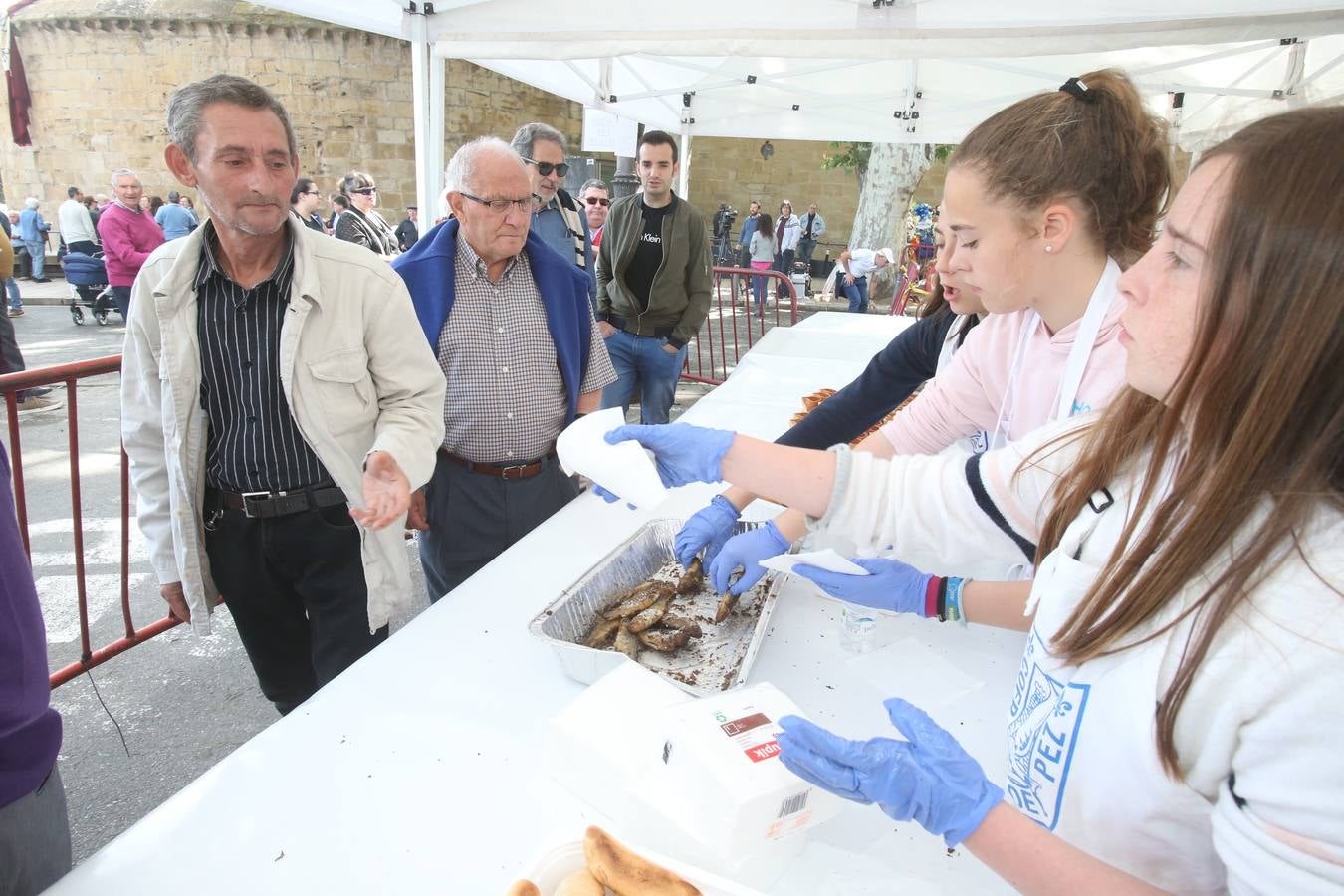 Fotos: Logroño volvió a cumplir con la tradición del pan y el pez por San Bernabé (I)