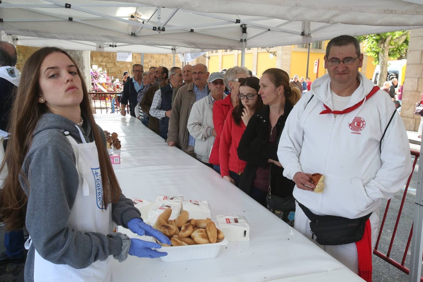 Fotos: Logroño volvió a cumplir con la tradición del pan y el pez por San Bernabé (I)