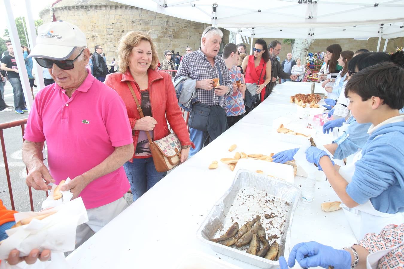 Fotos: Logroño volvió a cumplir con la tradición del pan y el pez por San Bernabé (I)