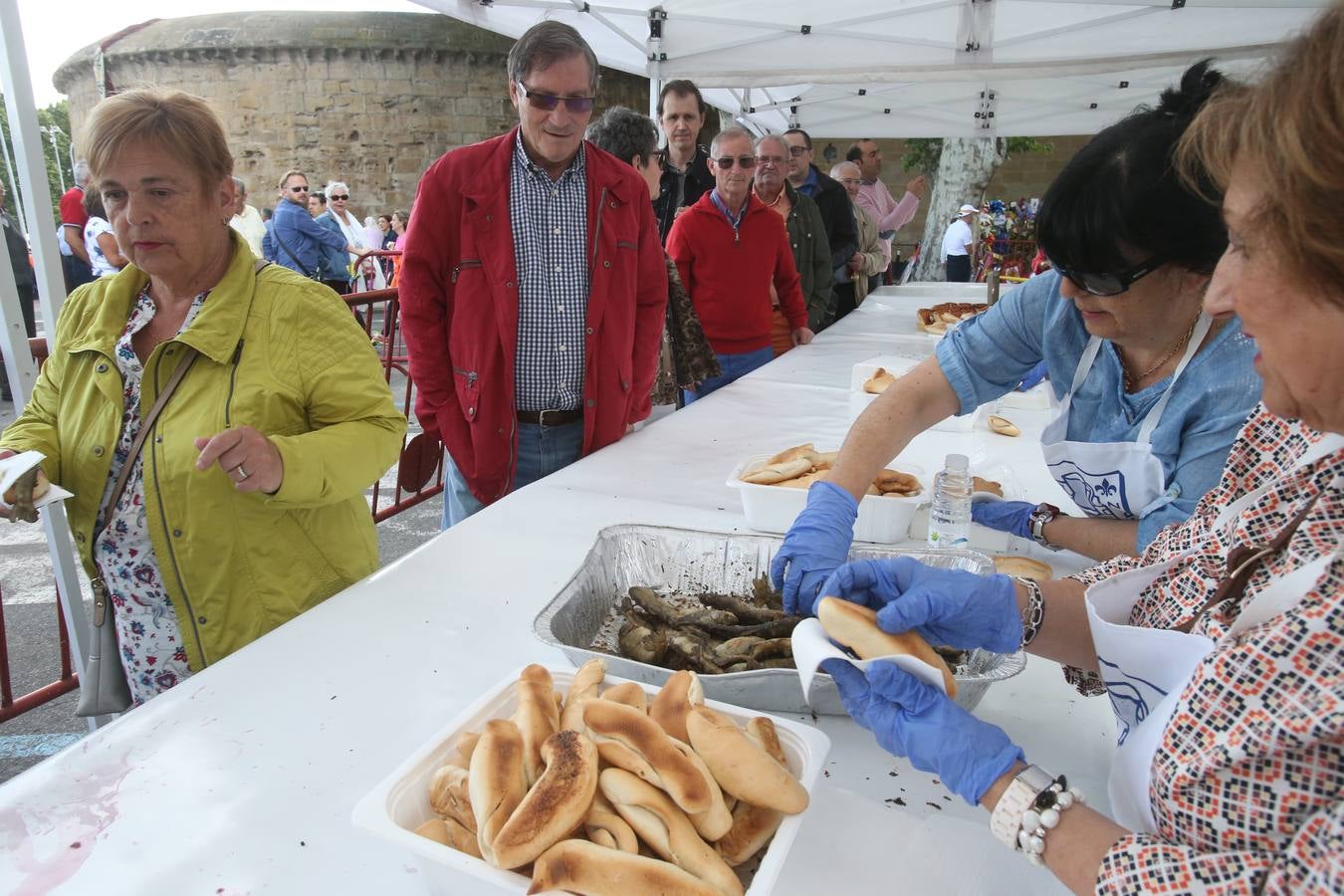 Fotos: Logroño volvió a cumplir con la tradición del pan y el pez por San Bernabé (I)