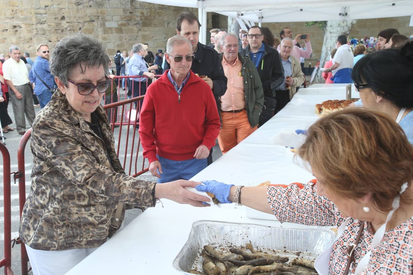 Fotos: Logroño volvió a cumplir con la tradición del pan y el pez por San Bernabé (I)