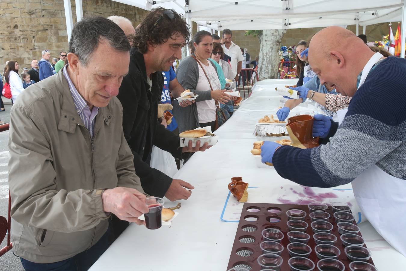 Fotos: Logroño volvió a cumplir con la tradición del pan y el pez por San Bernabé (I)