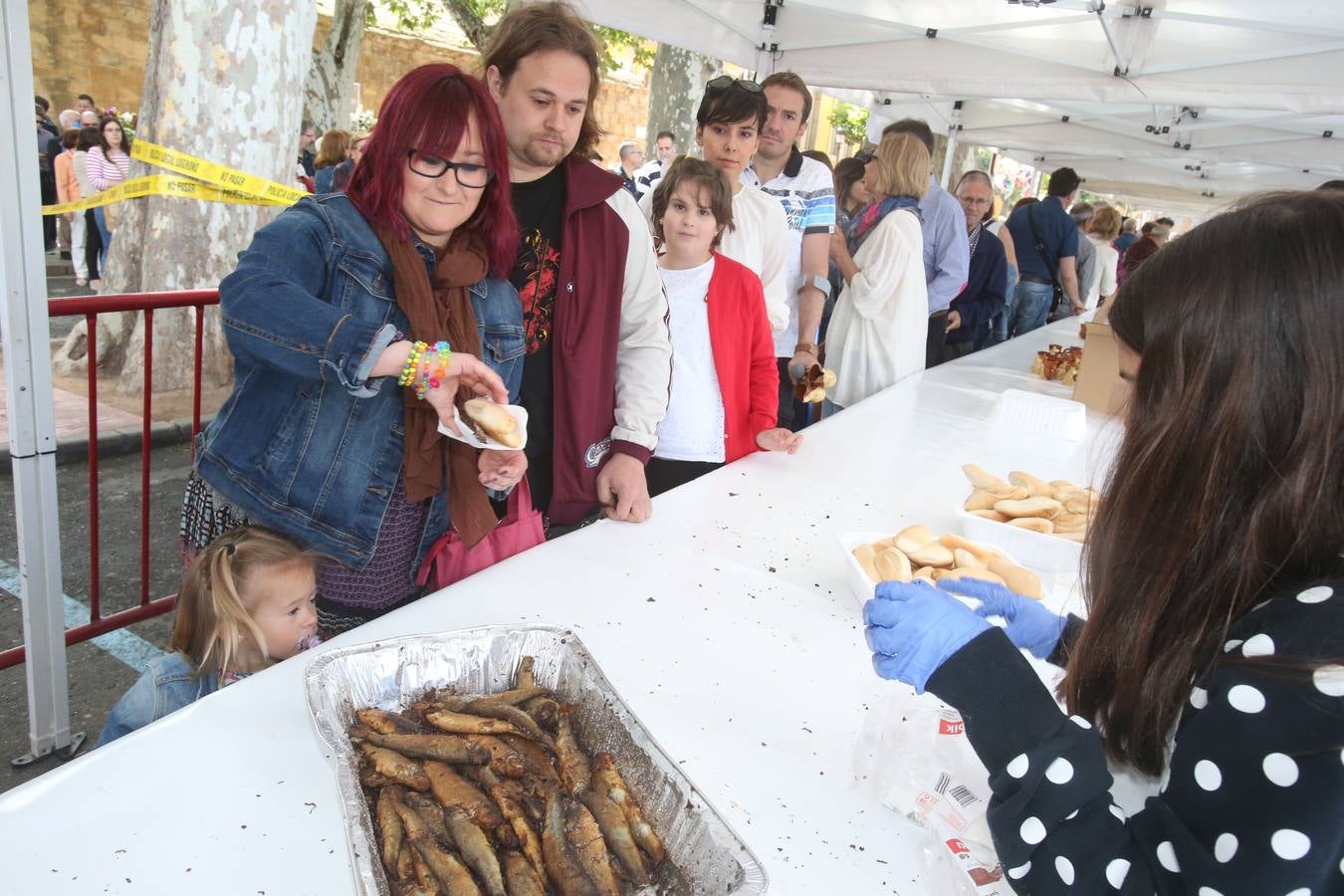 Fotos: Logroño volvió a cumplir con la tradición del pan y el pez por San Bernabé (II)