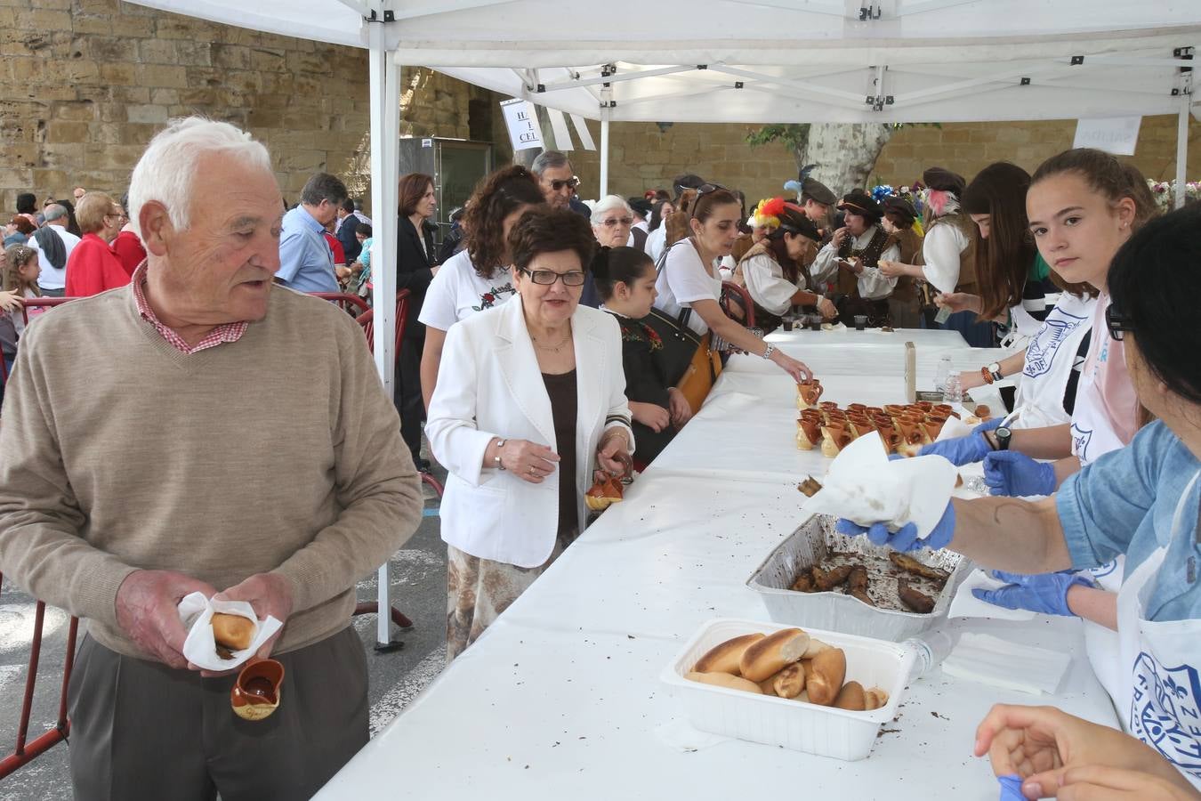 Fotos: Logroño volvió a cumplir con la tradición del pan y el pez por San Bernabé (II)
