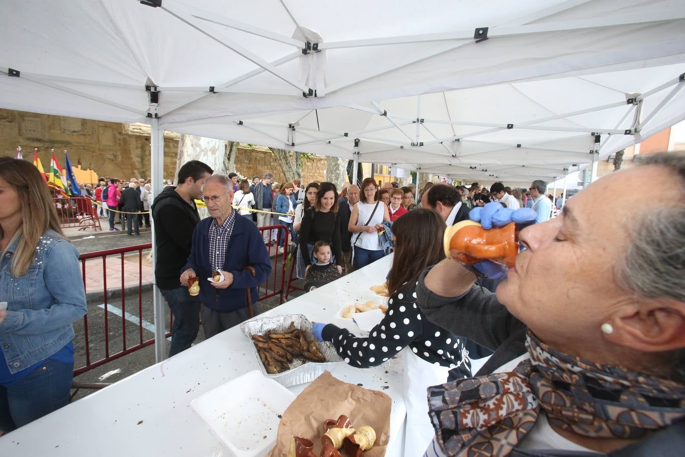 Fotos: Logroño volvió a cumplir con la tradición del pan y el pez por San Bernabé (II)