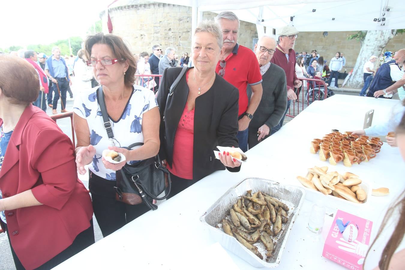 Fotos: Logroño volvió a cumplir con la tradición del pan y el pez por San Bernabé (II)