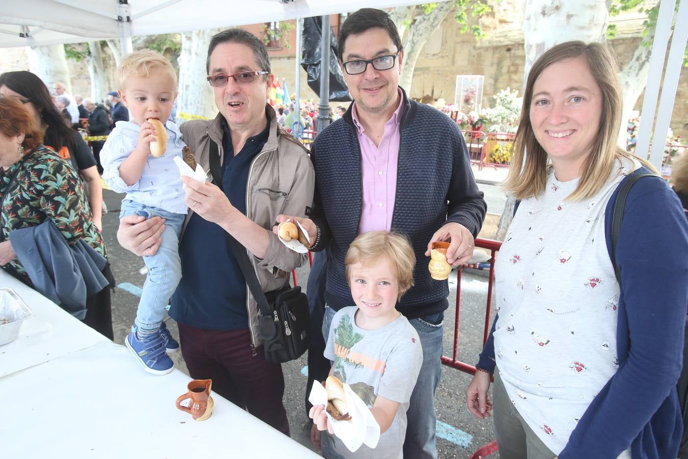 Fotos: Logroño volvió a cumplir con la tradición del pan y el pez por San Bernabé (II)