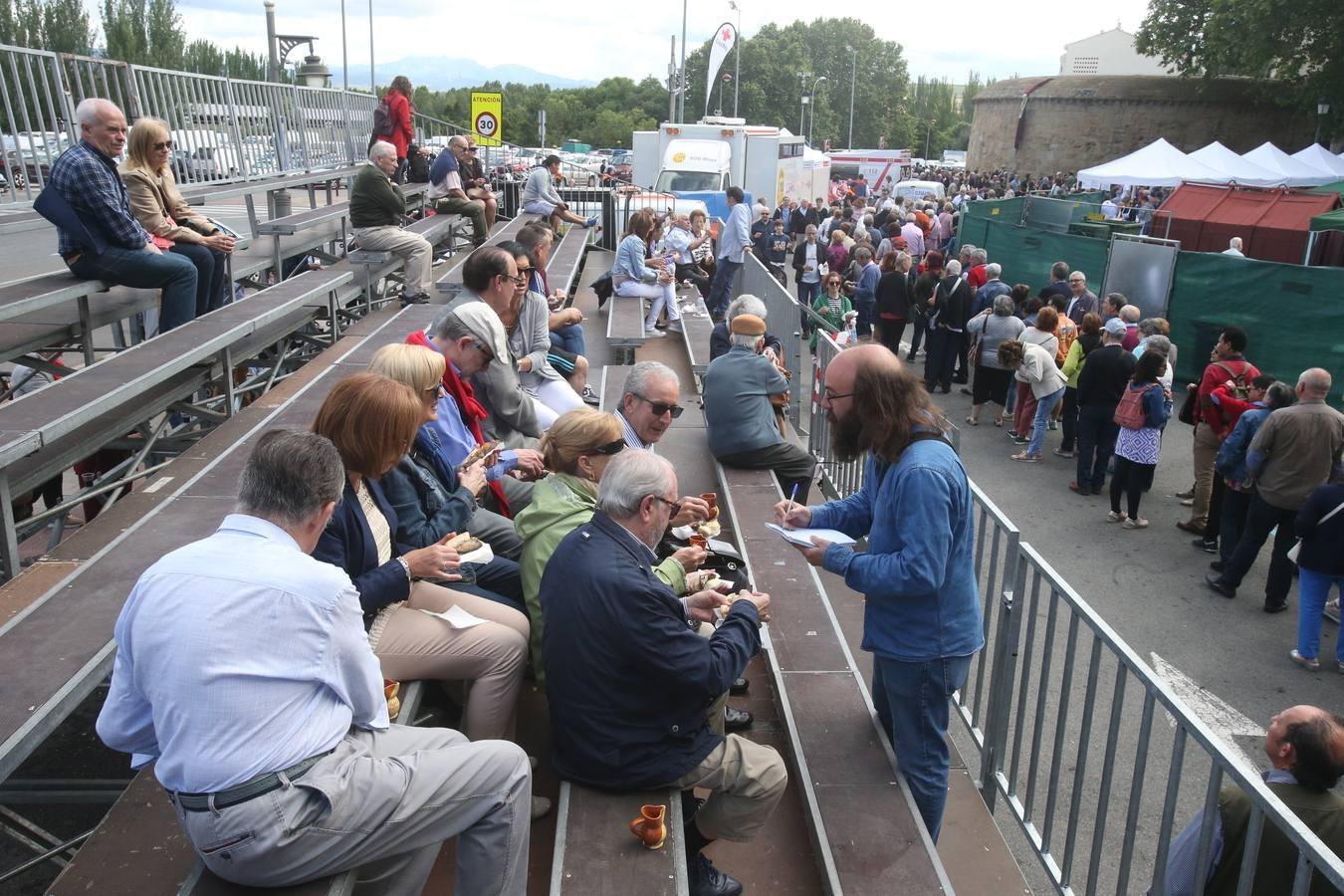 Fotos: Logroño volvió a cumplir con la tradición del pan y el pez por San Bernabé (II)