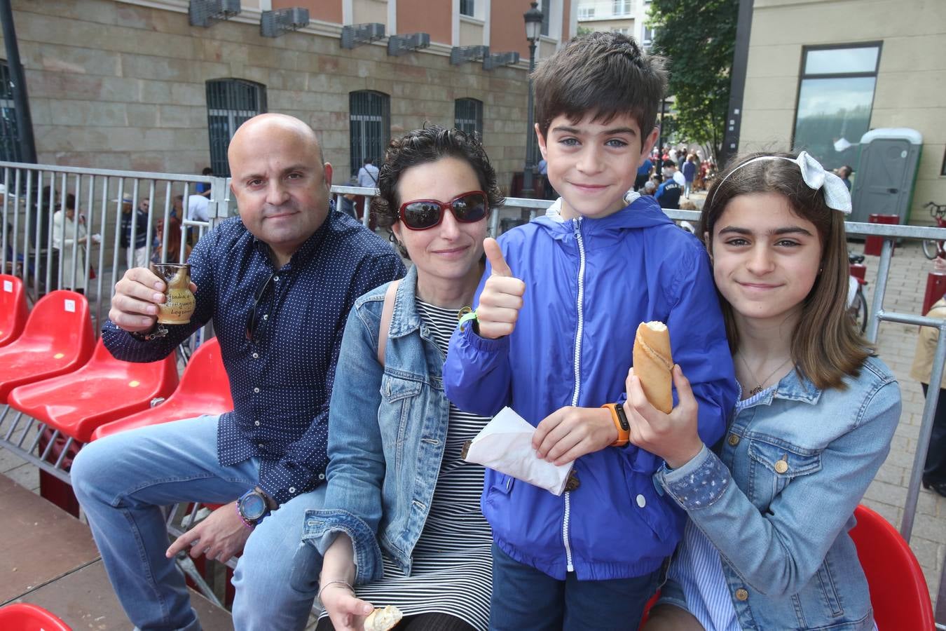 Fotos: Logroño volvió a cumplir con la tradición del pan y el pez por San Bernabé (II)