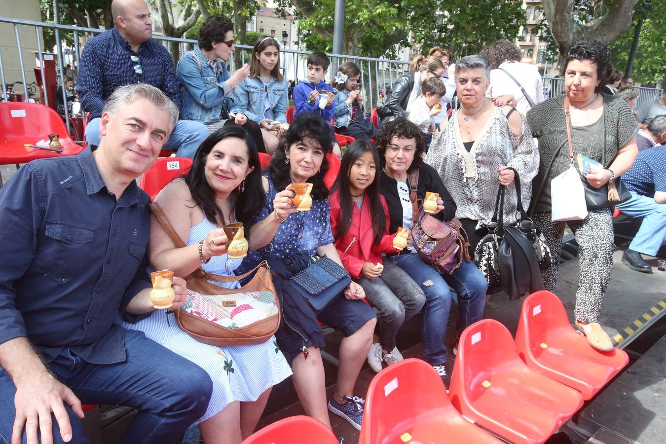 Fotos: Logroño volvió a cumplir con la tradición del pan y el pez por San Bernabé (II)
