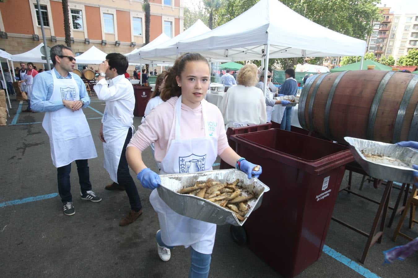 Fotos: Logroño volvió a cumplir con la tradición del pan y el pez por San Bernabé (II)
