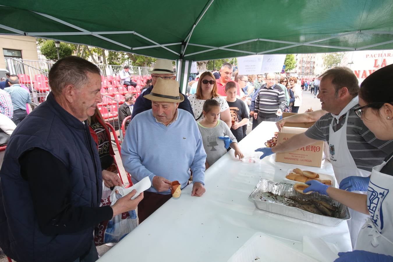 Fotos: Logroño volvió a cumplir con la tradición del pan y el pez por San Bernabé (II)