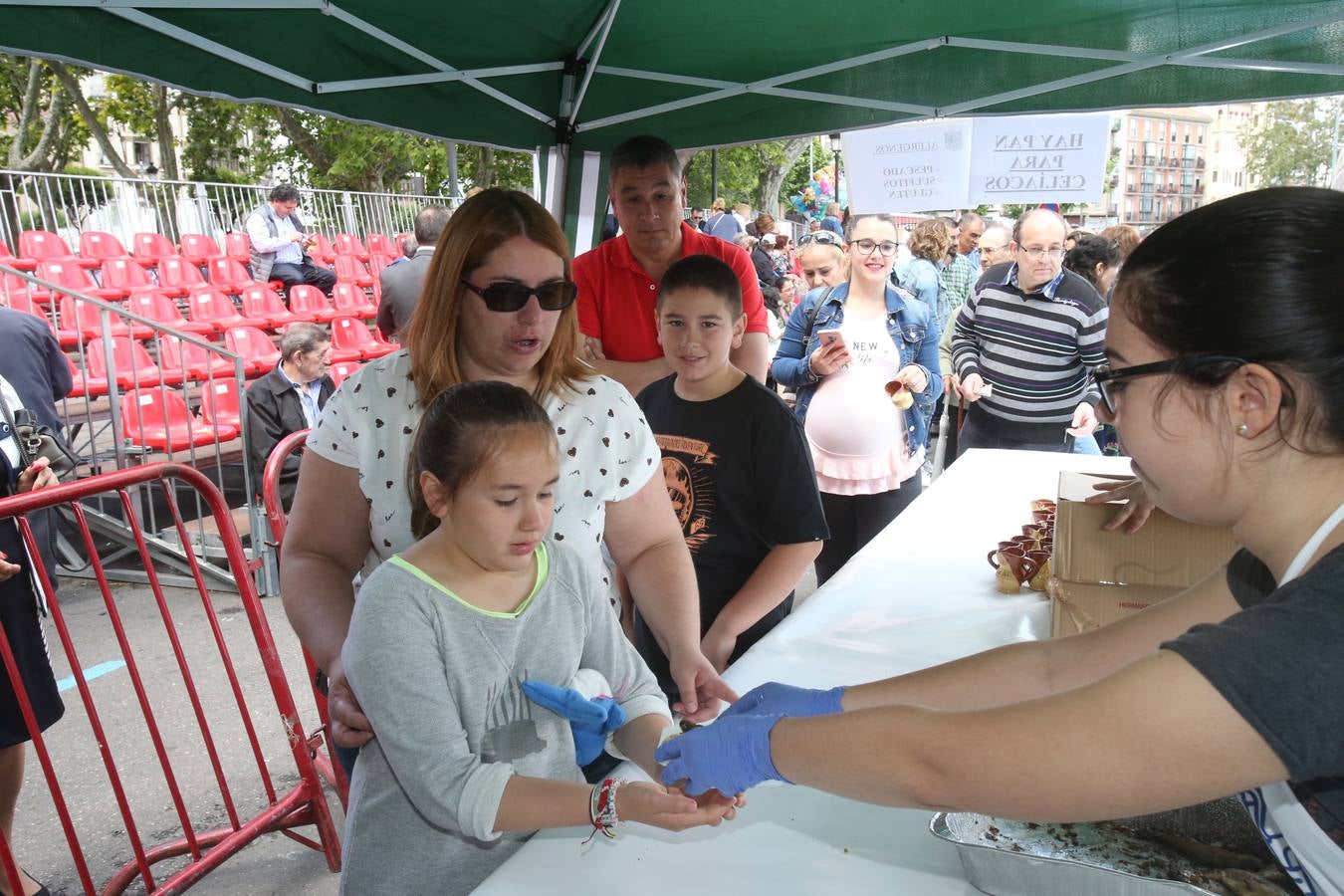 Fotos: Logroño volvió a cumplir con la tradición del pan y el pez por San Bernabé (II)