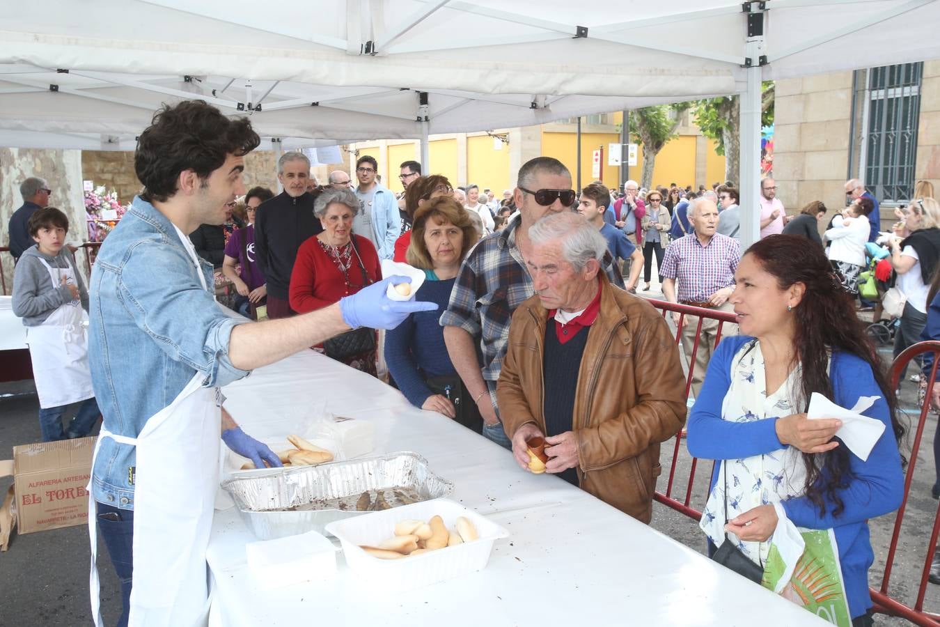 Fotos: Logroño volvió a cumplir con la tradición del pan y el pez por San Bernabé (II)