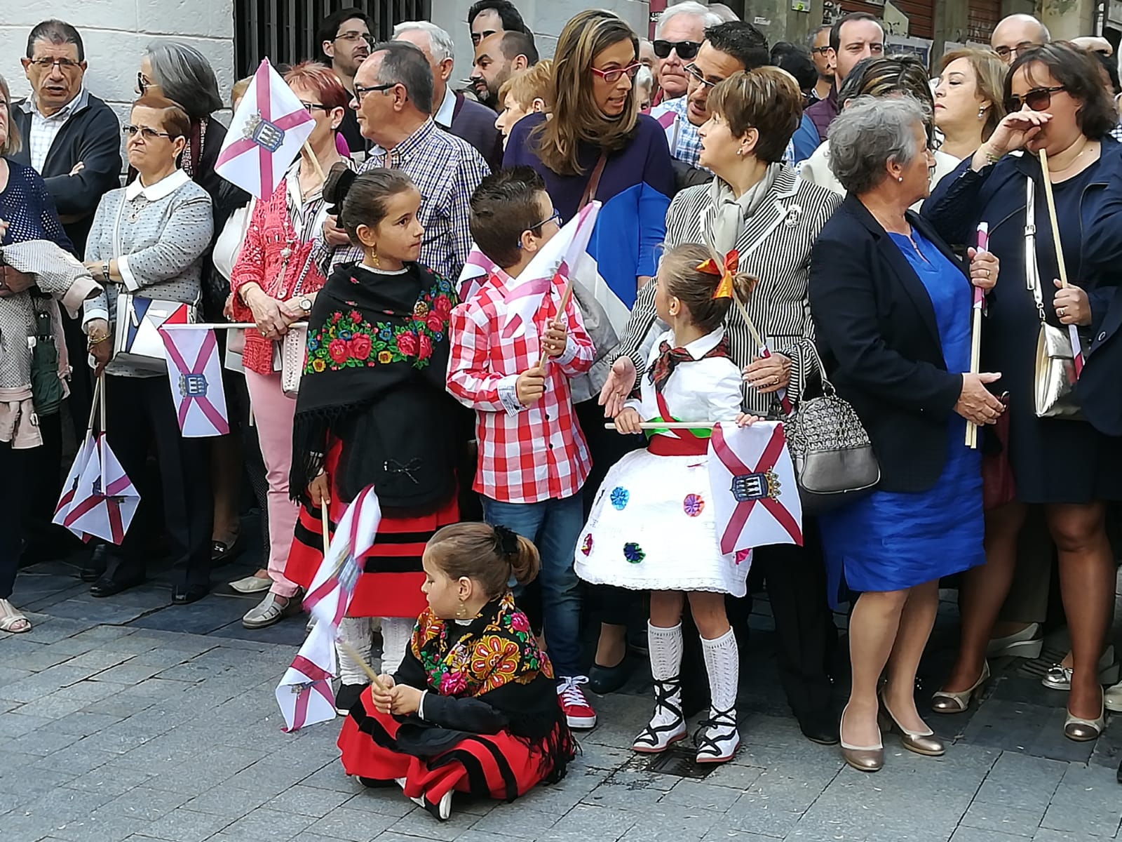 Fotos: Los logroñeses disfrutan del pan y el pez en San Bernabé