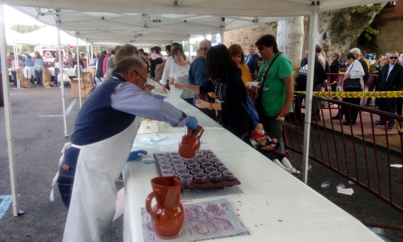 Fotos: Los logroñeses disfrutan del pan y el pez en San Bernabé