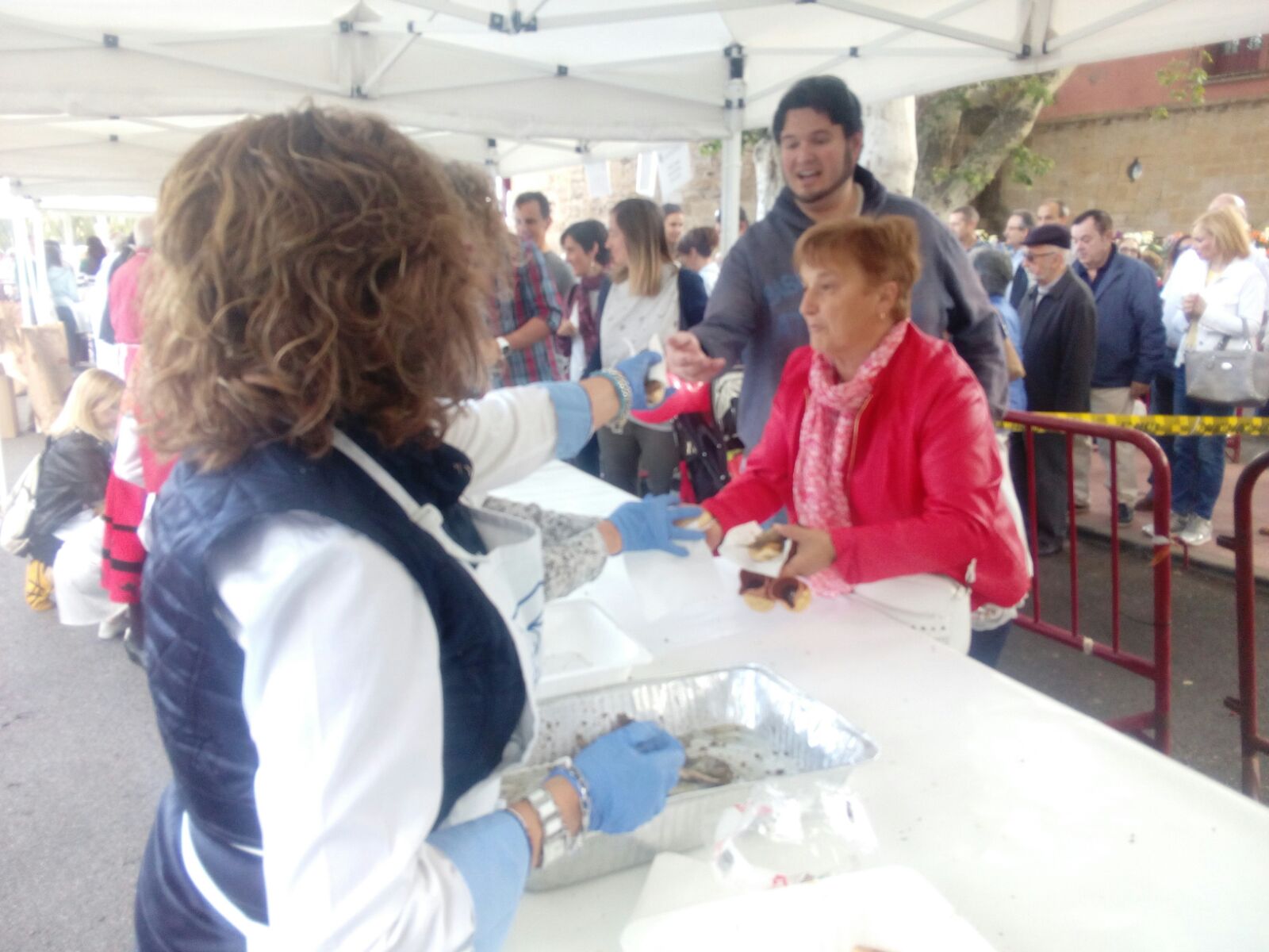 Fotos: Los logroñeses disfrutan del pan y el pez en San Bernabé