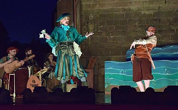 Françoise, uno de los protagonistas, en un momento de la representación :: MIGUEL HERREROS