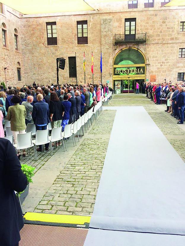 Diego Mendiola permanece sentado mientras suena el himno en el acto institucional de San Millán. ::