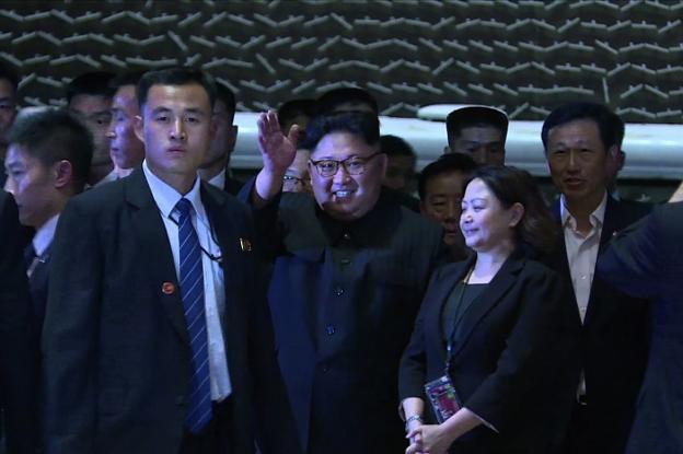 El líder norcoreano, Kim Jong-un, salió anoche del hotel donde estaba alojado para dar un paseo nocturno por Singapur. :: afp