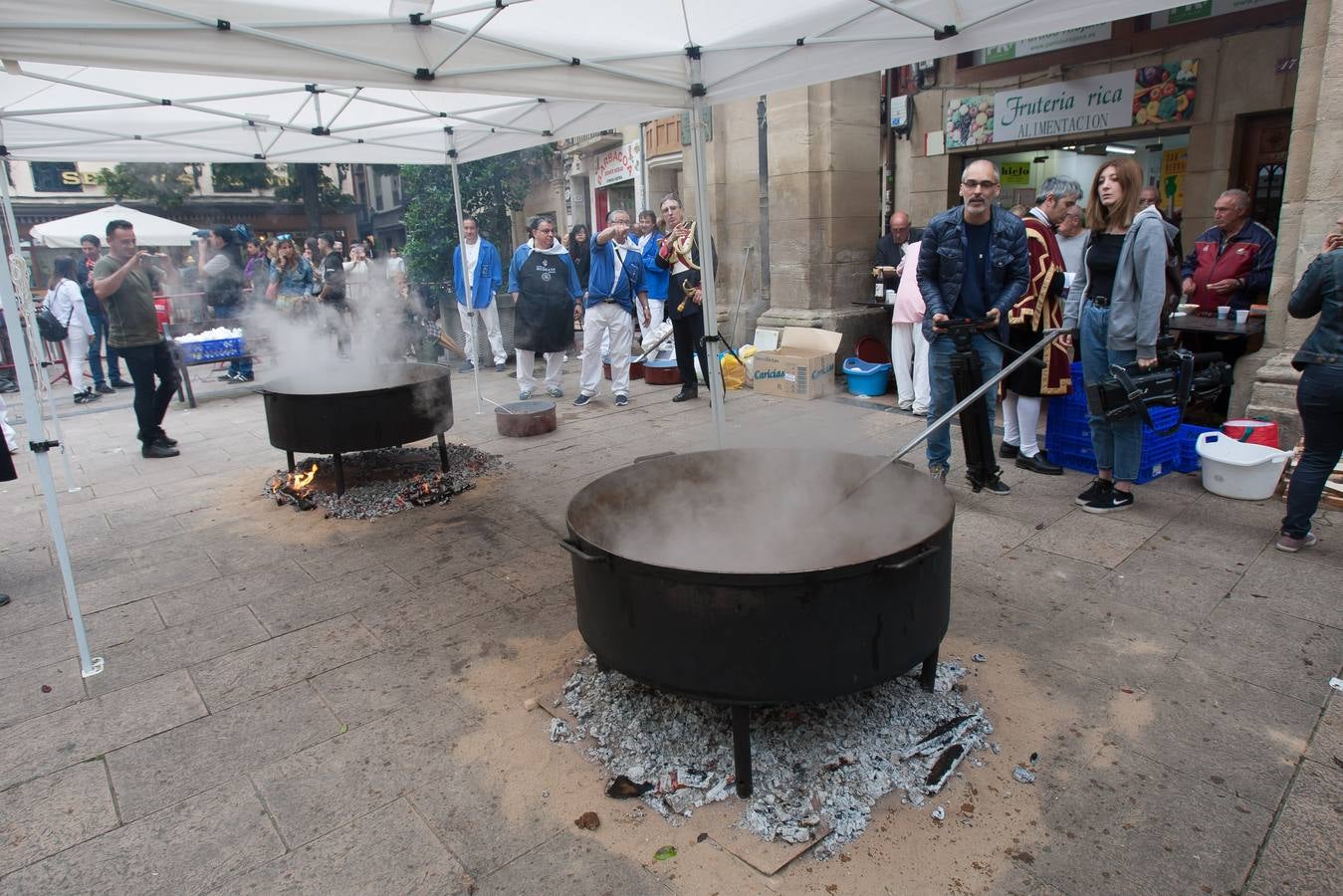 Los logroñeses cumplen con voto de San Bernabé con 1.500 raciones de toro guisado