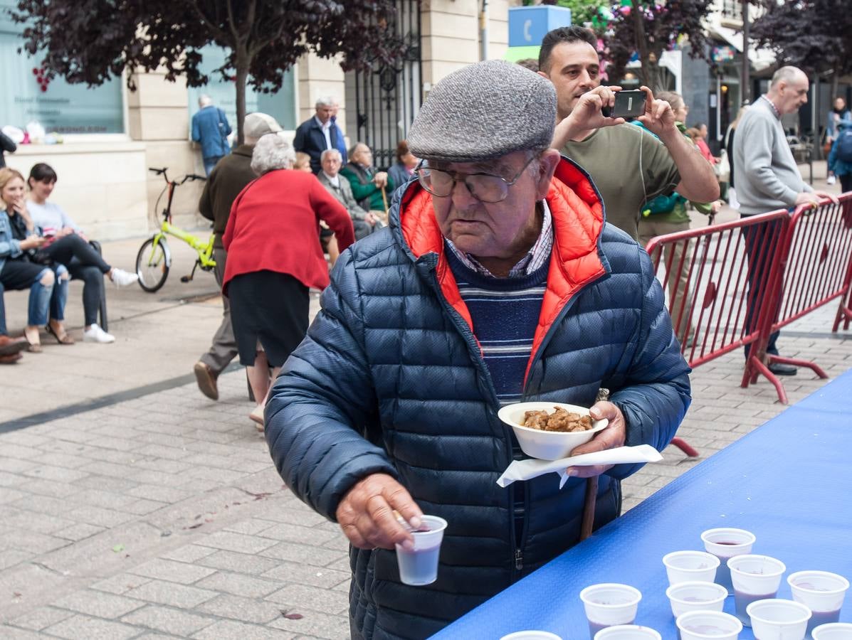 Los logroñeses cumplen con voto de San Bernabé con 1.500 raciones de toro guisado