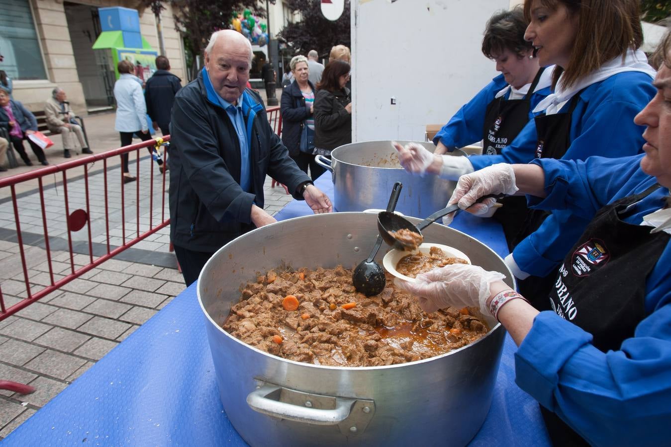 Los logroñeses cumplen con voto de San Bernabé con 1.500 raciones de toro guisado