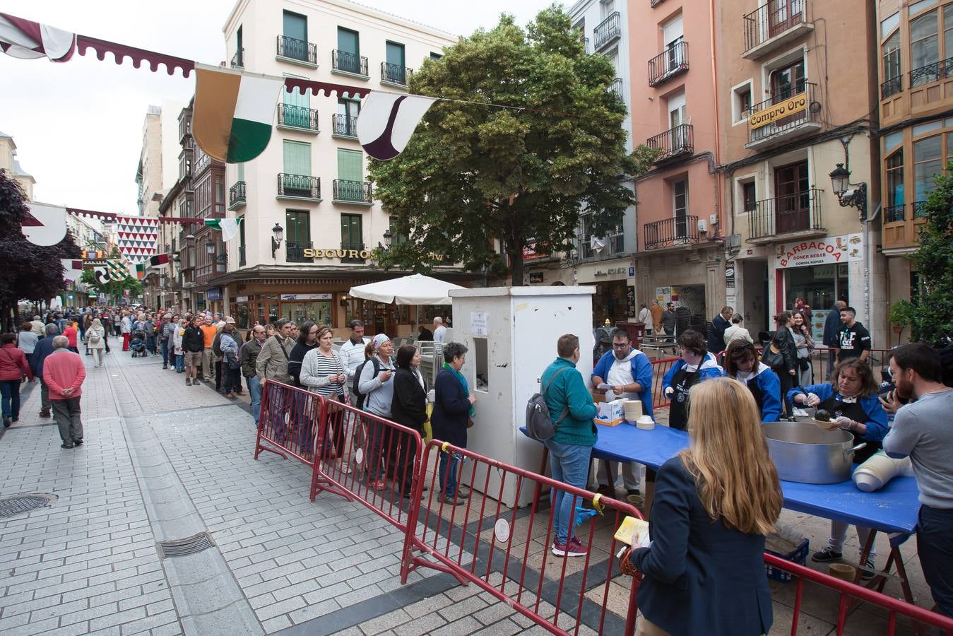 Los logroñeses cumplen con voto de San Bernabé con 1.500 raciones de toro guisado