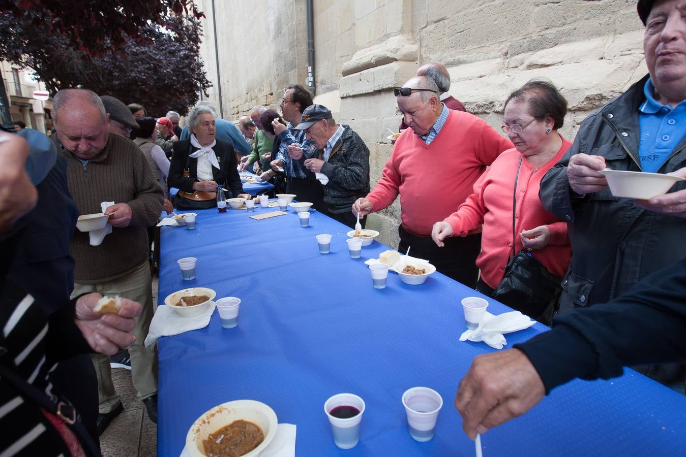 Los logroñeses cumplen con voto de San Bernabé con 1.500 raciones de toro guisado