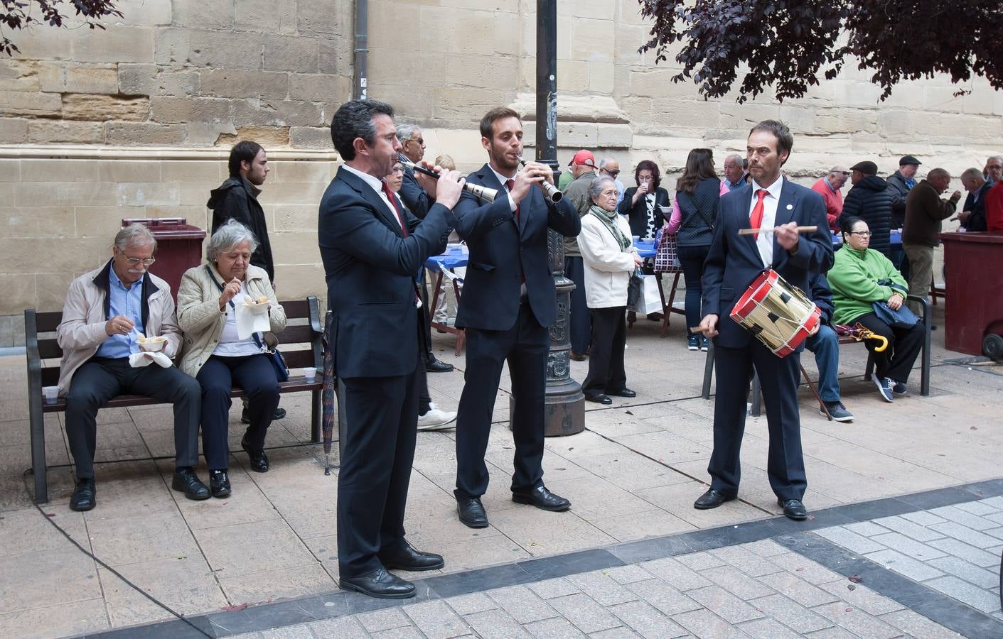 Los logroñeses cumplen con voto de San Bernabé con 1.500 raciones de toro guisado