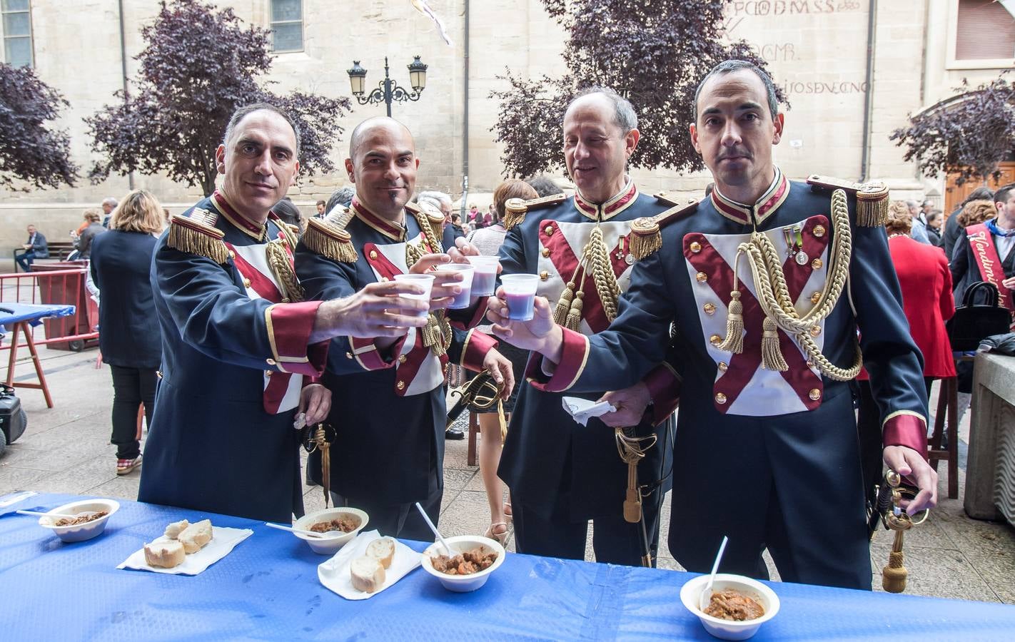Los logroñeses cumplen con voto de San Bernabé con 1.500 raciones de toro guisado