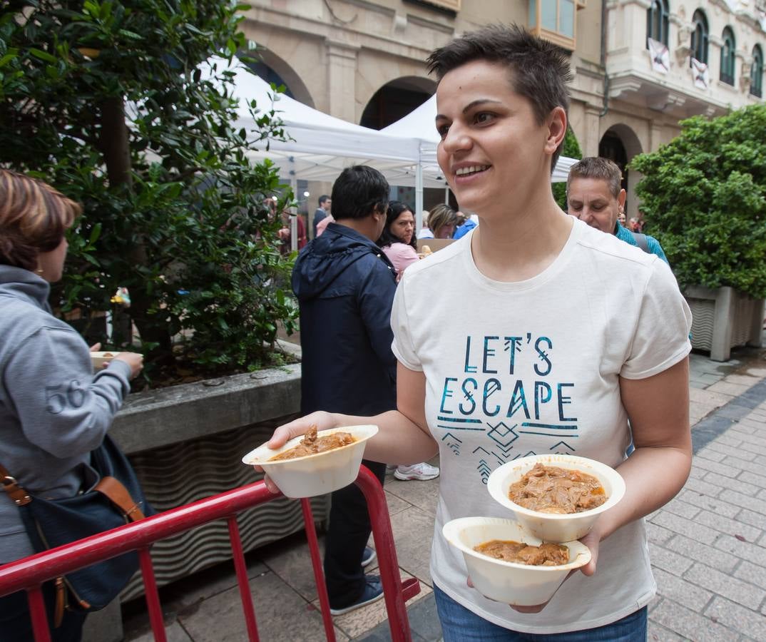 Los logroñeses cumplen con voto de San Bernabé con 1.500 raciones de toro guisado