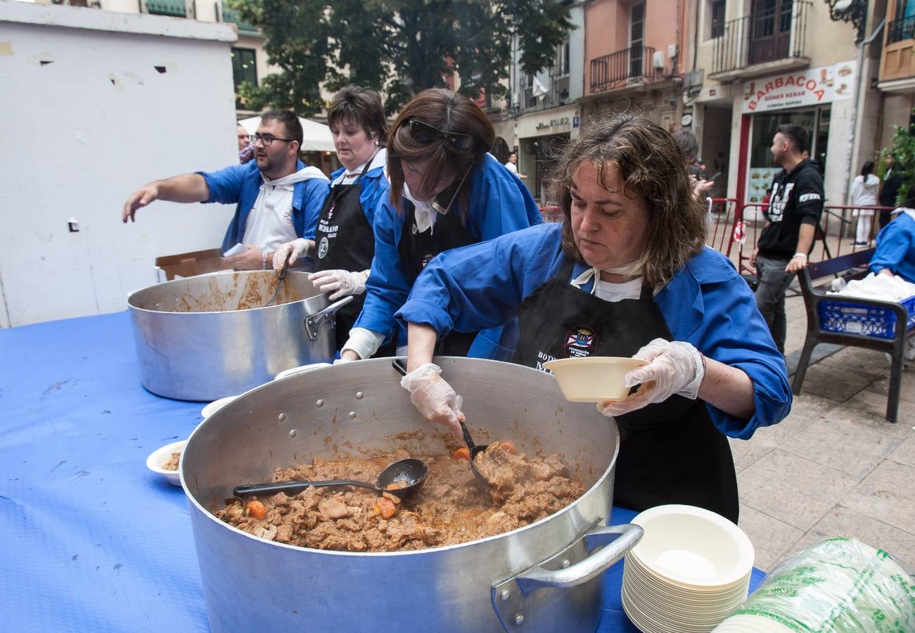 Los logroñeses cumplen con voto de San Bernabé con 1.500 raciones de toro guisado