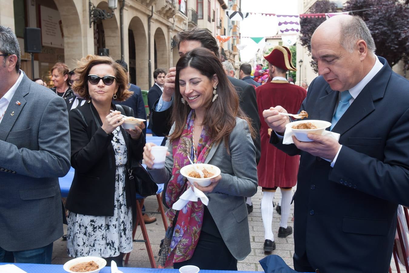 Los logroñeses cumplen con voto de San Bernabé con 1.500 raciones de toro guisado