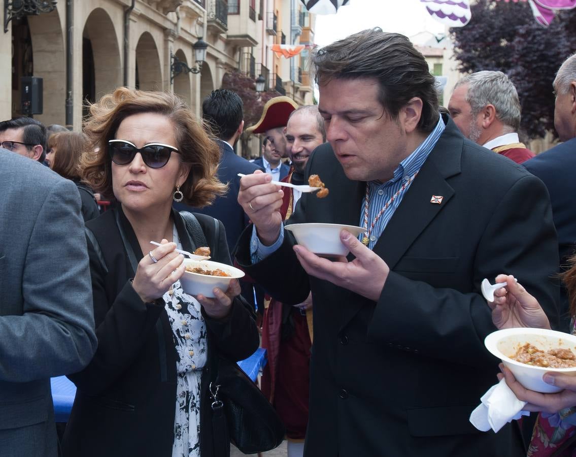 Los logroñeses cumplen con voto de San Bernabé con 1.500 raciones de toro guisado