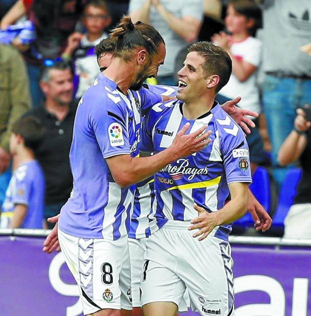 Hervías celebra su gol con el ex armero Borja. :: el norte de castilla