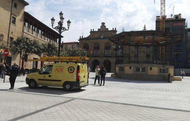 Una furgoneta de Electricidad ADE, en la plaza de la Paz. 