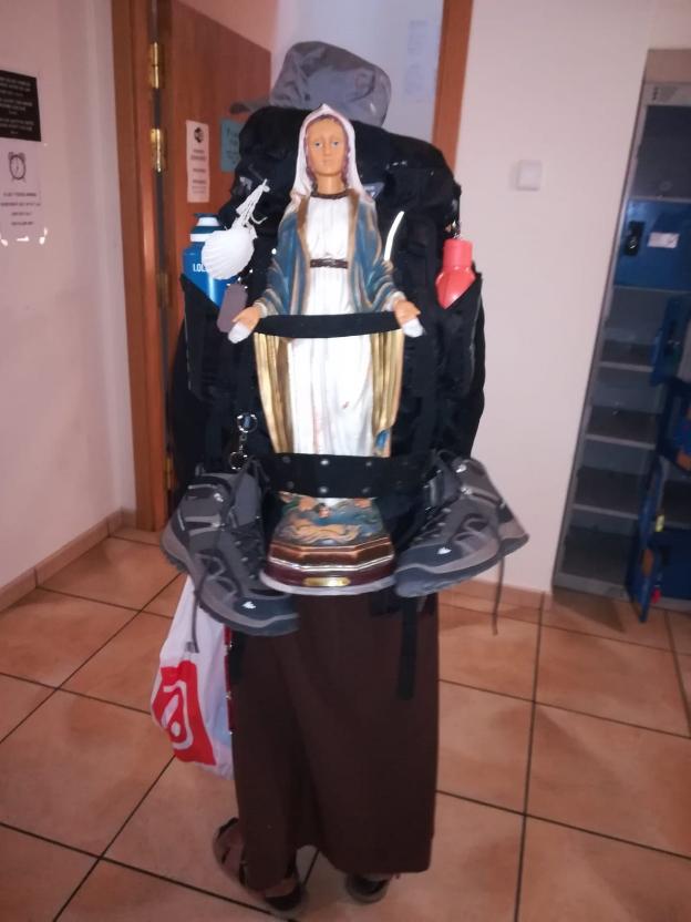 Con la Virgen a la espalda. v.p.