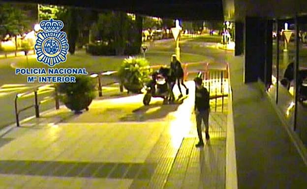 Imagen de los jóvenes en el momento de la comisión del delito. 