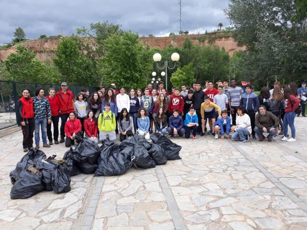 Los alumnos recogieron varias bolsas de basura del Cidacos. :: A.A.