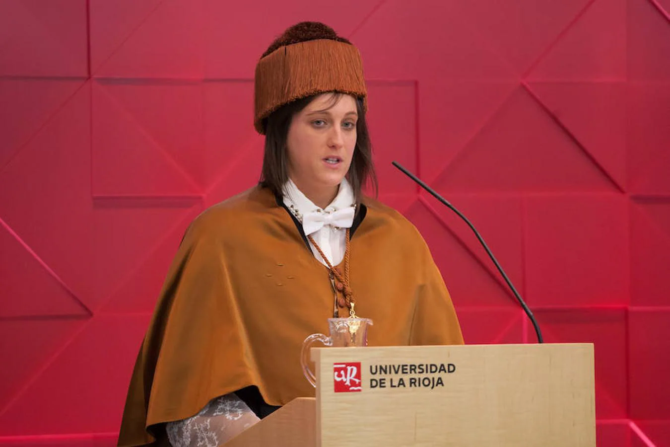 El Aula Magna del Edificio Quintiliano ha albergado el acto de investidura de los nuevos doctores y entrega de los Premios Extraordinarios de Doctorado de la Universidad de La Rioja.