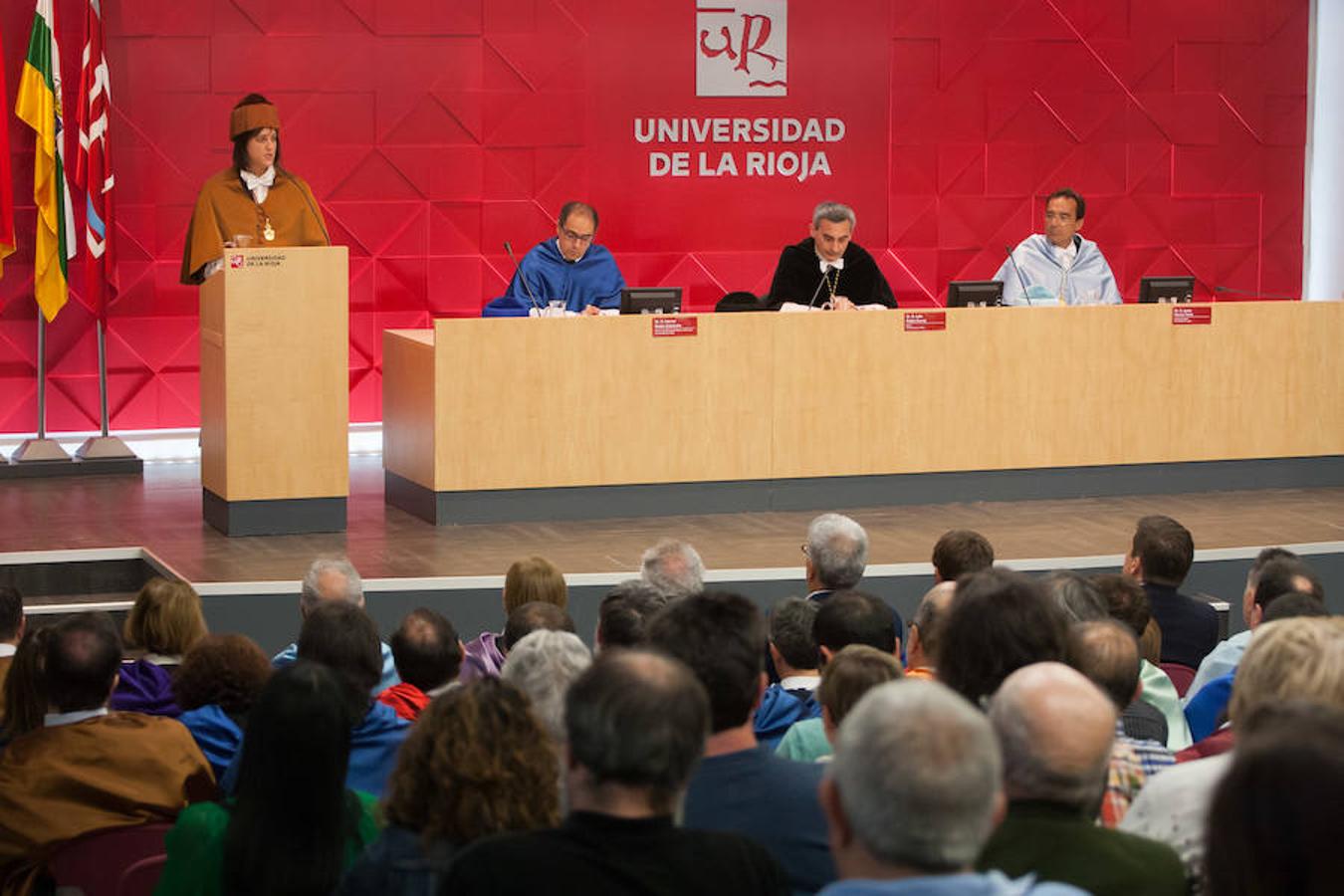 El Aula Magna del Edificio Quintiliano ha albergado el acto de investidura de los nuevos doctores y entrega de los Premios Extraordinarios de Doctorado de la Universidad de La Rioja.