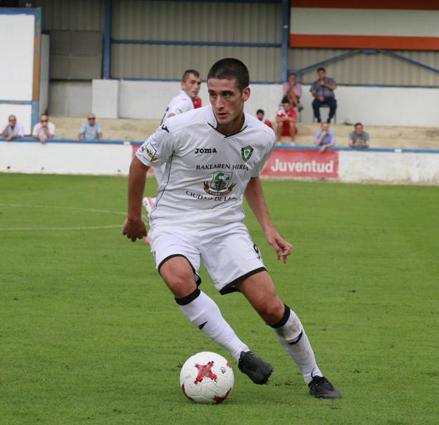 Olaetxea conduce el balón con la camiseta del Gernika. :: udl
