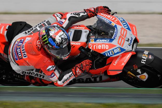 Jorge Lorenzo tumba su Ducati en una curva. :: AFP